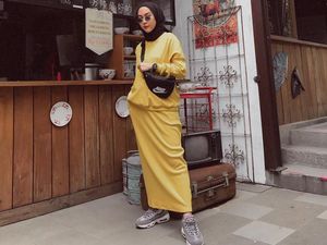 Foto: 12 Gaya Selebgram Hijab Pakai Dad Sneakers Kekinian
