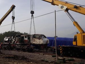 Sepekan Pasca Kecelakaan KA Sancaka, Daop 7 Madiun Evakuasi Gerbong Sepekan Pasca Kecelakaan KA Sancaka, Daop 7 Madiun Evakuasi Gerbong
