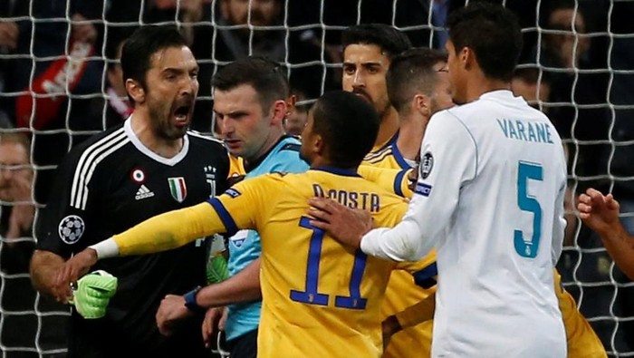 Soccer Football - Champions League Quarter Final Second Leg - Real Madrid vs Juventus - Santiago Bernabeu, Madrid, Spain - April 11, 2018  Juventus Gianluigi Buffon and Douglas Costa appeal to referee Michael Oliver after he awarded a penalty to Real Madrid  REUTERS/Stringer