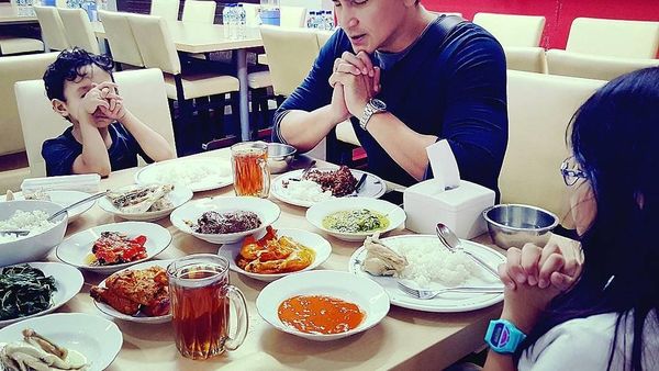 Ganteng dan Sayang Keluarga, Marcelino Lefrandt Sering Pamerkan Momen Makan Bareng