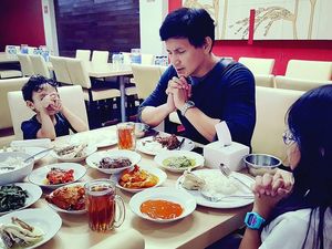 Ganteng dan Sayang Keluarga, Marcelino Lefrandt Sering Pamerkan Momen Makan Bareng