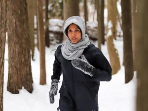 Potret Zehra Alibhai, Model Kebugaran Berhijab Cantik Asal Kanada