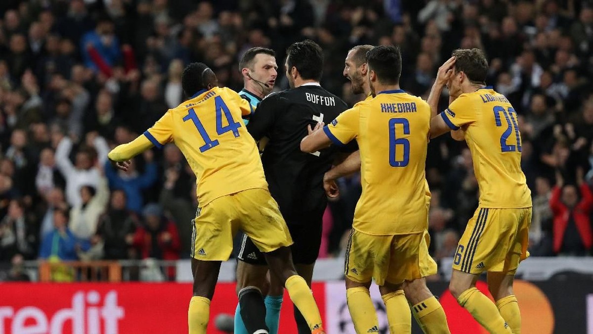 Wasit Michael Oliver dikerubungi pemain Juventus (Susana Vera/REUTERS)