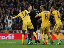 Pujian untuk Ketenangan Wasit Michael Oliver dan Kartu Merah Buffon