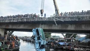 Evakuasi Angkot Nyebur Sungai Cilincing
