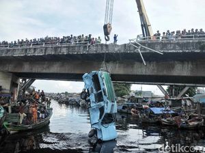 Evakuasi Angkot Nyebur Sungai Cilincing