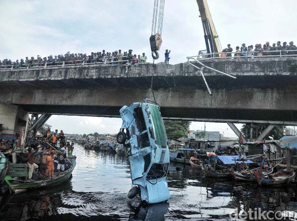 Evakuasi Angkot Nyebur Sungai Cilincing