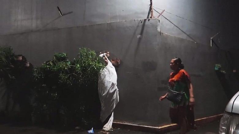 Heboh Prank Pocong ABG Dimarahi Ibu-ibu Berdaster