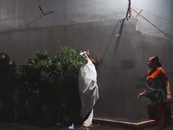 Geger Prank Pocong Kagetkan Ibu Berdaster