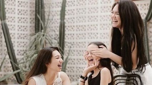 Be Happy! Senyum Putri Sarita saat Liburan Bersama