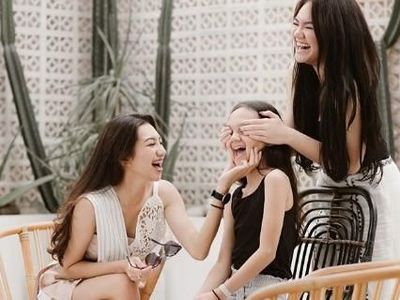 Be Happy! Senyum Putri Sarita saat Liburan Bersama