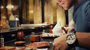 Romantisnya Ammar Zoni Saat Makan Kue dan Ngopi Bareng Kekasih