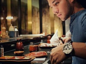 Romantisnya Ammar Zoni Saat Makan Kue dan Ngopi Bareng Kekasih