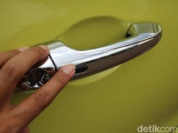 Iyuh! Sejumlah Mobil Mewah Dilumuri Kotoran Manusia