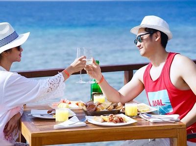 Seru! 10 Momen Manis Saat Dewi Perssik Makan Bersama Suami dan Anaknya