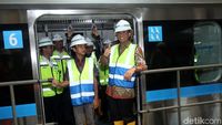 Ajak Anak, Anies Cek 12 Gerbong Pertama Kereta MRT