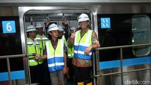 Ajak Anak, Anies Cek 12 Gerbong Pertama Kereta MRT