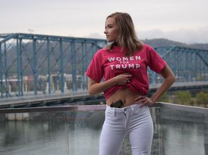 Jadi Viral karena Pose Pamer Pistol di Perut, Wanita Ini Dikecam Netizen