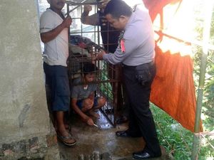 Kini Pria Terkurung Sangkar Besi Dirawat Teman Orang Gila Kini Pria Terkurung Sangkar Besi Dirawat Teman Orang Gila