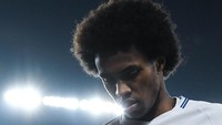 Willian, pemain Chelsea, juga sedang dikaitkan dengan Barcelona. Jika benar, Barca tampaknya harus bersaing dengan Manchester United dalam mendapatkan Willian. (Foto: David Ramos/Getty Images)