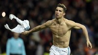 Seraya terus berlari ke arah pojok lapangan untuk merayakan dengan fans Madrid, Ronaldo melempar bajunya ke lapangan. (Foto: OSCAR DEL POZO/AFP)