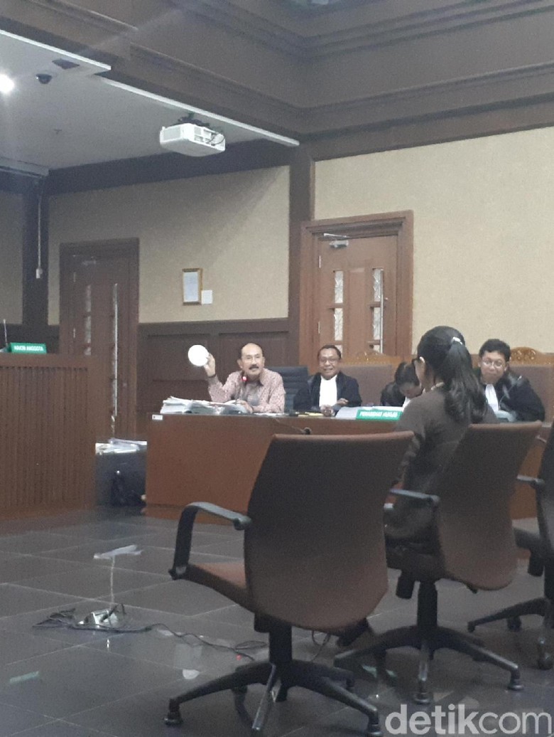 Fredrich Bawa Bakpao yang Disebut Mirip Benjolan Novanto