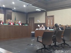 Fredrich Bawa Bakpao yang Disebut Mirip Benjolan Novanto