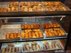 Kalau ke Raja Ampat, Jangan Lupa Beli Roti Gulung Abon
