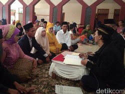 Kisah Cinta Tukang Becak di Cirebon yang Ikut Nikah Massal