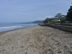 Orang Sukabumi Pasti Bangga Punya Pantai Ini, Bersih Banget!