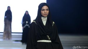 Foto: Serba Gelap, 12 Busana Muslim Karya Terbaru Zaskia Sungkar