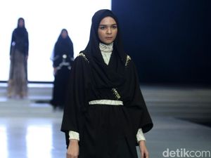 Foto: Serba Gelap, 12 Busana Muslim Karya Terbaru Zaskia Sungkar Foto: Serba Gelap, 12 Busana Muslim Karya Terbaru Zaskia Sungkar