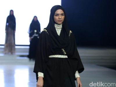 Foto: Serba Gelap, 12 Busana Muslim Karya Terbaru Zaskia Sungkar