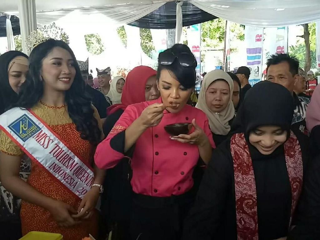 Sempat Grogi, Akhirnya Chef Farah Quinn Berhasil Buat Ayam Kesrut Sempat Grogi, Akhirnya Chef Farah Quinn Berhasil Buat Ayam Kesrut