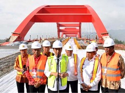 Tengok Jembatan Holtekamp, Jokowi: Bisa Tumbuhkan Ekonomi Baru