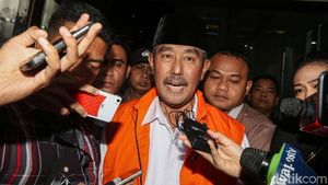 KPK Beri Bupati Bandung Barat Abu Bakar Rompi Oranye