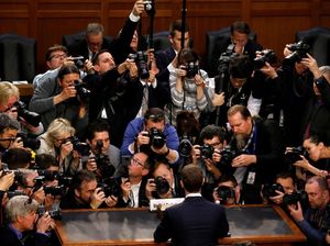 Momen Epik Zuckerberg Diserbu Fotografer