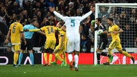 Wasit Michael Oliver langsung menunjuk titik putih. Tayangan ulang menunjukkan Benatia mencoba merebut bola dari arah belakang, yang membuat Vazquez terjatuh. (David Ramos/Getty Images)
