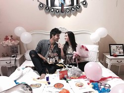 Romantisnya Ammar Zoni Saat Ngopi hingga Gaya Makan Marcelino Lefrandt