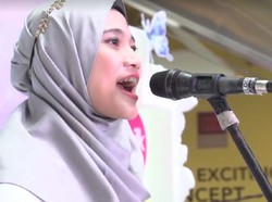 20 Besar Surabaya - Shafa Annisa Keren dengan Gitarnya