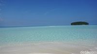 Foto: Keajaiban Pasir Timbul di Tengah Laut Raja Ampat