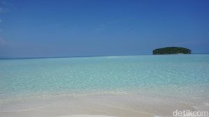 Foto: Keajaiban Pasir Timbul di Tengah Laut Raja Ampat