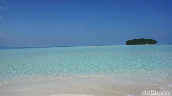 Foto: Keajaiban Pasir Timbul di Tengah Laut Raja Ampat