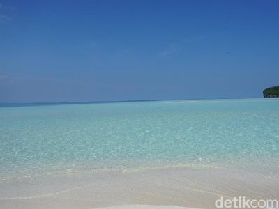 Foto: Keajaiban Pasir Timbul di Tengah Laut Raja Ampat