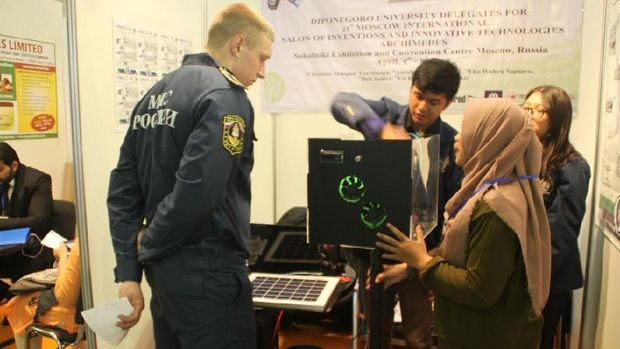 Tim mahasiswa Undip sedang menjelaskan ATOMP pada seorang pengunjung di the 21st Moscow International Inventions and Innovative Technology Salon 'Archimedes' di Moskow, 5-8 April 2018.