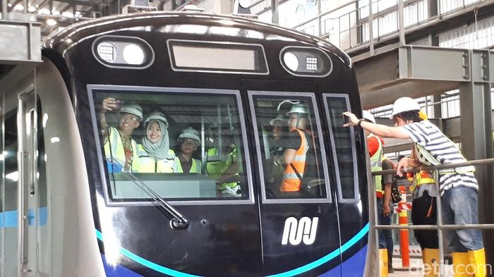 Cek Kereta MRT, Anies Selfie Bareng Masinis Wanita