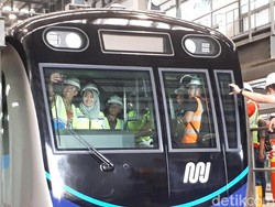 Cek Kereta MRT, Anies Selfie Bareng Masinis Wanita