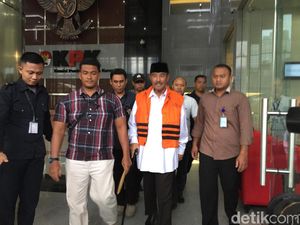 Jalan Pakai Tongkat, Bupati Bandung Barat Ditahan KPK Jalan Pakai Tongkat, Bupati Bandung Barat Ditahan KPK