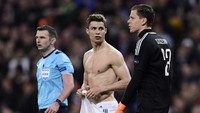 Sebelum pakai baju, Ronaldo juga sempat bicara singkat dengan Wojciech Szczesny yang gawangnya sudah ia bobol dalam laga dramatis di Santiago Bernabeu. (Foto: JAVIER SORIANO/AFP)