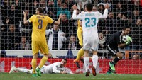 Namun, saat laga sudah memasuki injury time, Madrid mendapatkan hadiah penalti. Wasit menganggap Medhi Benatia telah melanggar Lucas Vazquez. Foto: Paul Hanna/Reuters